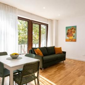 Elegantis Luce di Trastevere Apartment with Terrace - Comfort in Most Charming District, hotel u Rimu