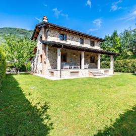 Villa Vittoriano - Surrounded By Nature - Happy Rentals, хотел в Камайоре