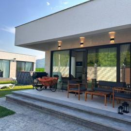 Modern Mountain Villa with Pool near Tbilisi, hotel in Bulach'auri