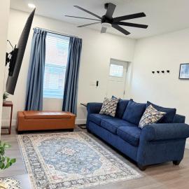3BD 2BA townhome with TV in each room, Central AC, kingbed, patio, Hotel in Philadelphia