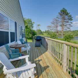 Milbridge에 위치한 호텔 9-Acre Riverfront Home in Milbridge w/ Deck & Yard