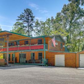 3 Mi to Lake Santeetlah! Rustic Apt w/ Decks, hotel a Robbinsville