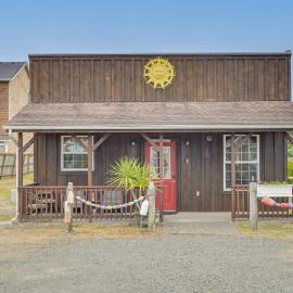 Cute Studio Cabin Steps to Long Beach Boardwalk, hotel in Long Beach