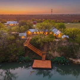 Private Riverfront Estate with Dock, Pool, Hot Tub, and Gym, hotel v destinaci Martindale