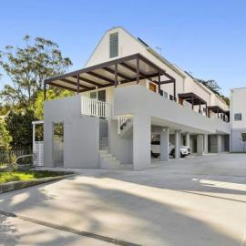 Tropical Vibes in North Manly AC and FREE Parking
