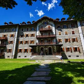 Attic historic building with air conditioning, hotel in Ceresole Reale