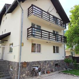 Casa Doi Crai, hotel i Zărneşti