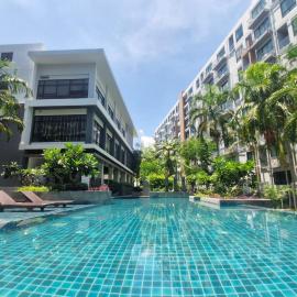 Stasia Suites Sriracha