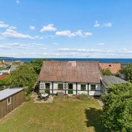 Renovated Townhouse In Old Tejn Bornholm, hotel Allingében