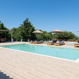 Ocean Blue Villa، فندق في Asgourou