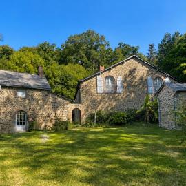 Historic Coach House on a French Château Estate, hotel a Montsûrs