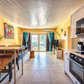 Cozy and Charming Apartment - 5 min walk to beach and town