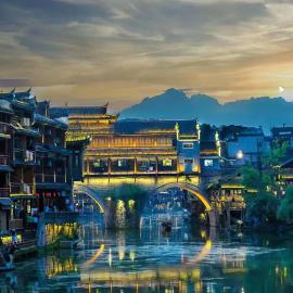 Yueying Tuojiang Riverview Homestay(Phoenix Ancient City) – hotel w mieście Xiangxi