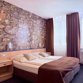 Viesnīca Hotel Stadt Hamburg am Fluss Saarbrücken by Klassen Stay pilsētā Zārbrikene