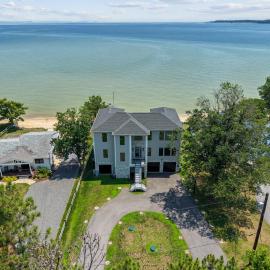 Luxury Chesapeake Bayfront Home w Private Beach, Hotel in Lusby
