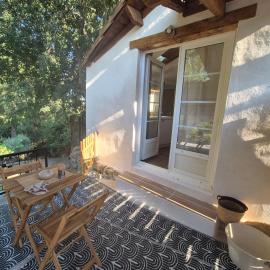 Love Room - Jacuzzi, Baignoire & Vidéoprojecteur、Saint-Chamasのホテル
