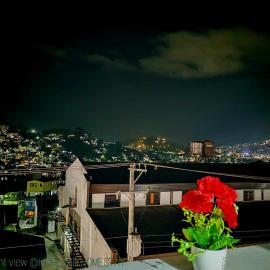 Own Room with Balcony at a Shared Apartment、バギオのホテル