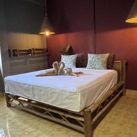 Mythai Guesthouse, hotel i Chaloklum
