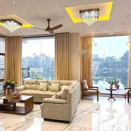 Nihara - Ultra Luxury Waterfront stay in Kochi!، فندق في كوتشي