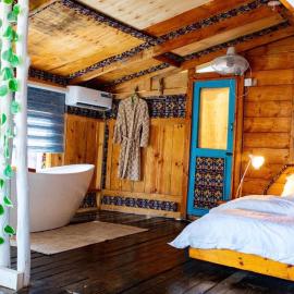 Santorini by Busybee Lake Cabins, ξενοδοχείο σε Μουάνζα