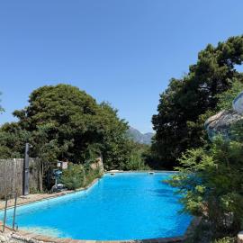 Domaine Le Rocher d Argent avec Piscine Extérieur ,Jacuzzi Intérieur et Salle de jeux, hotel en Berre-les Alpes