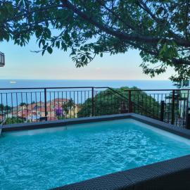 Le Tre Terrazze sul Blu vista mare, piscina idromassaggio, posto auto coperto