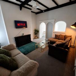 Alice Place 4BR WiFi free parking smart tv