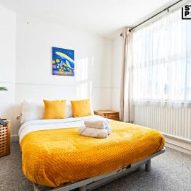 Group Stays, 4 Bedroom, Spacious Home in BS4, Van & Car Parking, Sleeps 7