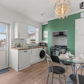 Group Stays, Spacious 3 Bedroom House, Parking, Sleeps 6