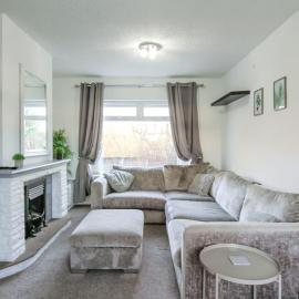 Modern 2BR Home in SK14, WIFI, Parking, Sleeps 5, hotel in Hyde