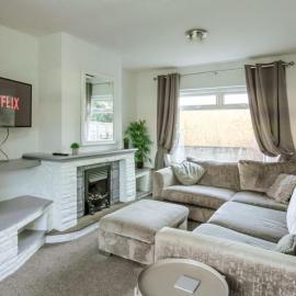 Modern 2BR Home in SK14, WIFI, Parking, Sleeps 5, hotel en Hyde