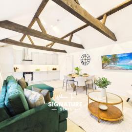 NEW Artisan Apartment by Signature Stays - Modern - Spacious - Parking