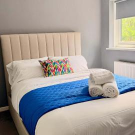 Duxford Spacious 4BR Home near IWM Duxford Aviation, hotel di Duxford