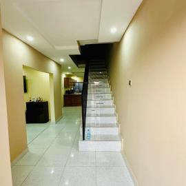 4 bedroom Jabang apartment – hotel w mieście Jarbang