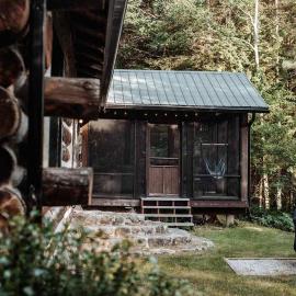 Morissette Base Camp - Lakeside Cozy Retreat for families and hikers, hotel en Messines