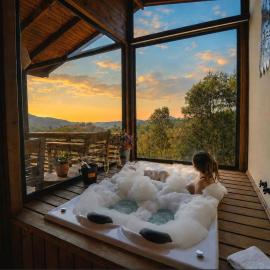 Chalé Boutique na Serra - Jacuzzi Pôr do Sol - Lareira-Fire Pit - Churrasqueira - Coffee Box e Vinho Cortesia