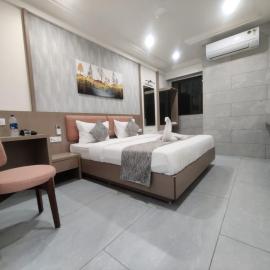 Hotel Emirest, hotell i Bhilad