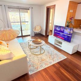 Seaside one bedroom apartment with terraces, garage & swimming pool, hotelli Cascaisissa