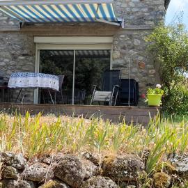 Gîte en Cévennes en bordure de rivière pour baignade, chambre clim naturelle
