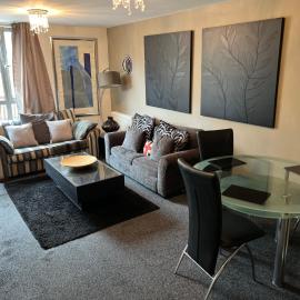 Show home Apartment Sleeps Up To 4 with Free Secure Parking Space and Only 5 mins walk from Gunwharf Quays and Historic Dockyard Attractions
