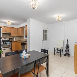 Semi-Private Townhouse - 3 Bedrooms, 4 beds, Free Parking, Wifi, Netflix - Hosted by Matthew, hotel a Toronto