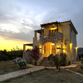 Viesnīca "Villa Othon-Leni" - Panoramic Sea View & Traditional Luxury pilsētā Paralia Demonias