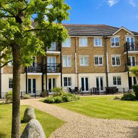 Eastbourne Sovereign Harbour Marina Apartment, Pevensey, Outside Terrace, Free parking Beach access, hotel in Pevensey
