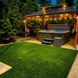 Covered Hot Tub Getaway Sleeps 9, hotel in Duck Creek Village