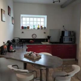 Chambre spacieuse dans maison、Pouzacのホテル