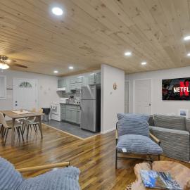 Private Cozy Cabin with Fire Pit, hotel in Locust Lakes Village