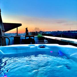 Mediterrane Ferienwohnung mit Whirlpool und Weitblick, hotel a Merchweiler
