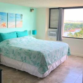 Hotel Condo KING BED Studio with Resort Pool and Canal View