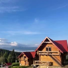 Котеджі з видом на Говерлу та Петрос, hotel in Yablunytsya