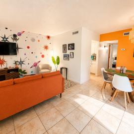 Couple's Space Stay - 10 Mins from KSC, hotell sihtkohas Titusville